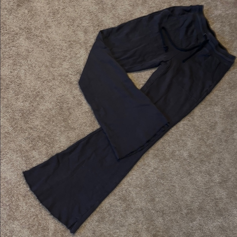 Aerie Women's grey joggers.